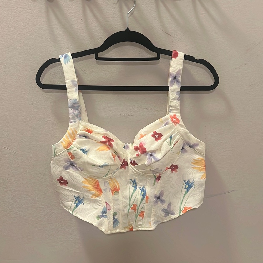 Gorgeous flower tank top, perfect for Summer picnics. - Picture 2 of 3